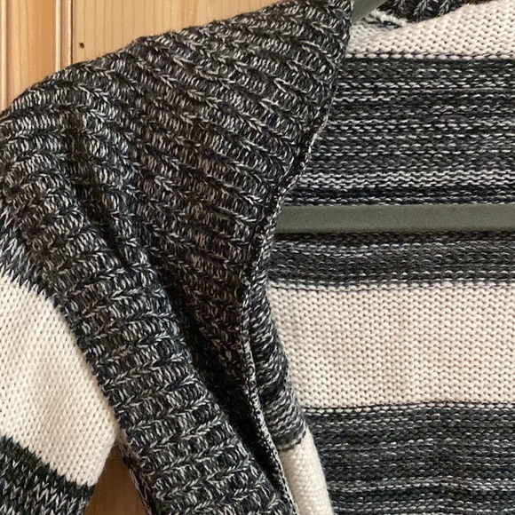 🤍 Striped Cardigan - Picture 3 of 3